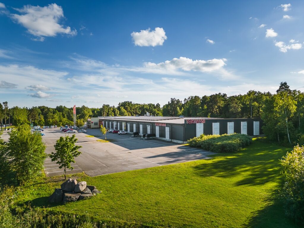 Side view of the Tarjouskulma retail property with the Tokmanni store in Parainen.