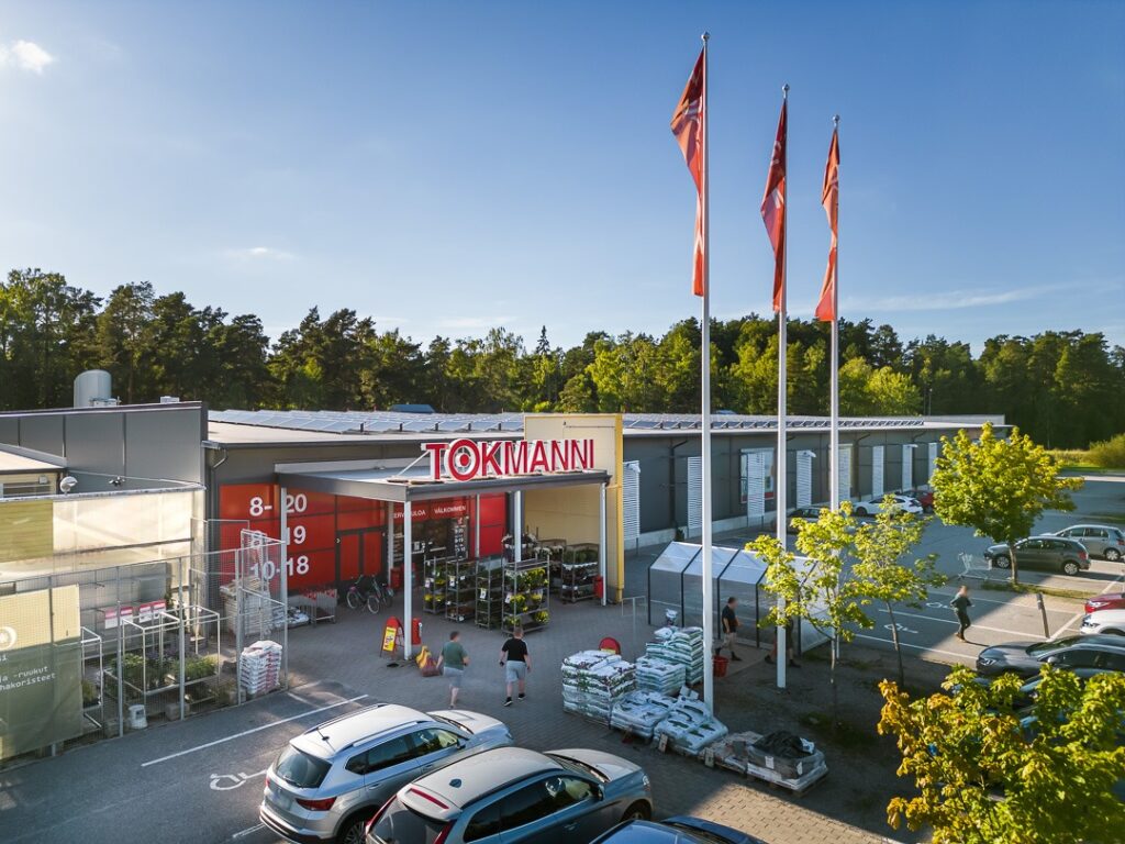 Front facade of the Tarjouskulma property featuring the Tokmanni store in Parainen.
