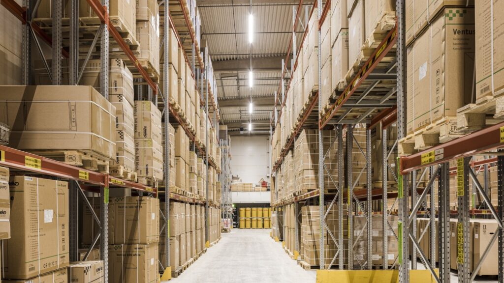 varasto jossa paketteja