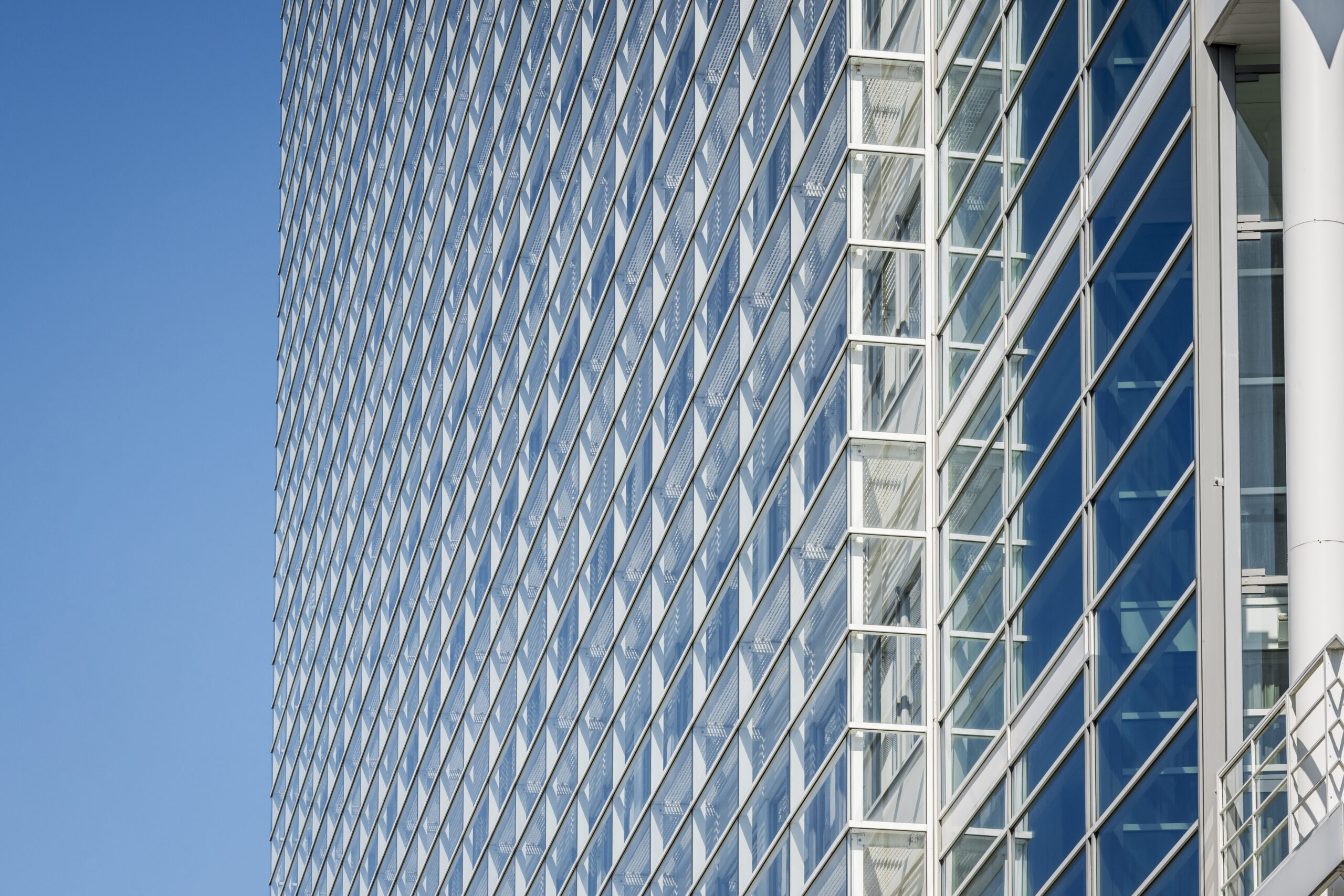 Moderni lasijulkisivuinen toimistorakennus, joka edustaa Kielon joustavia ja vastuullisia toimitilaratkaisuja.