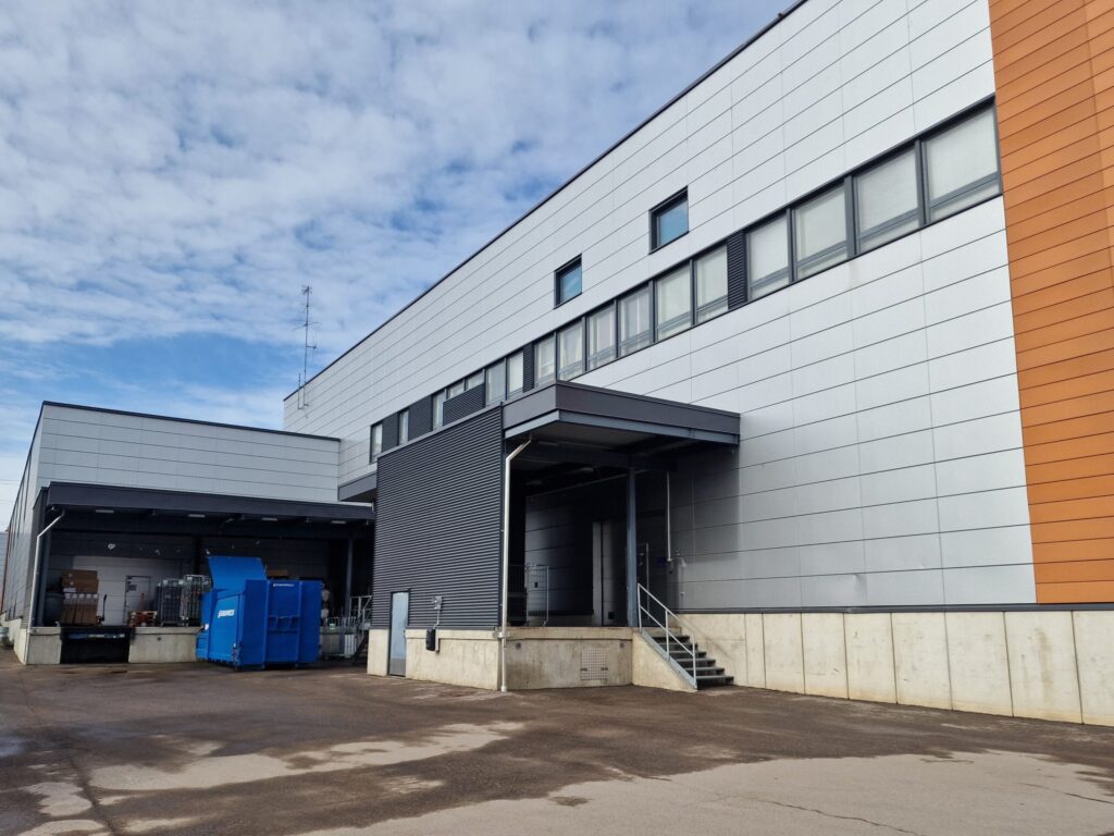 Big box ‑liikekiinteistön ulkonäkymä Voimakuja 2:ssa, lastauslaituri.