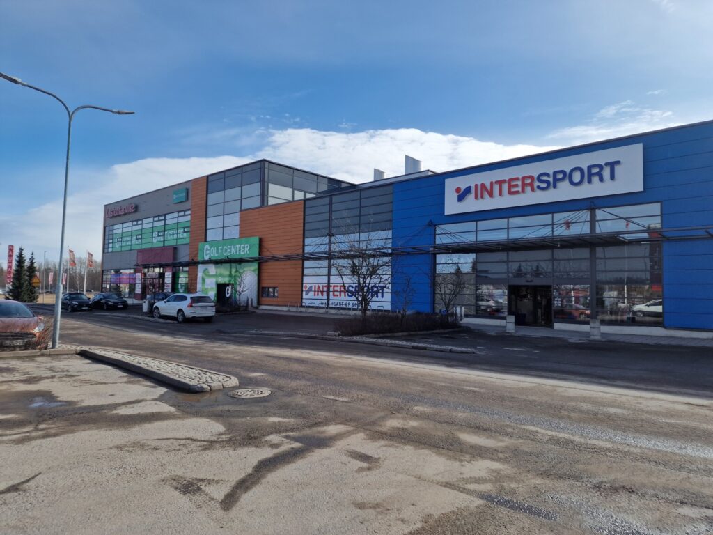 Voimakuja 2:n kauppakiinteistön julkisivu Tammistossa, Vantaalla.