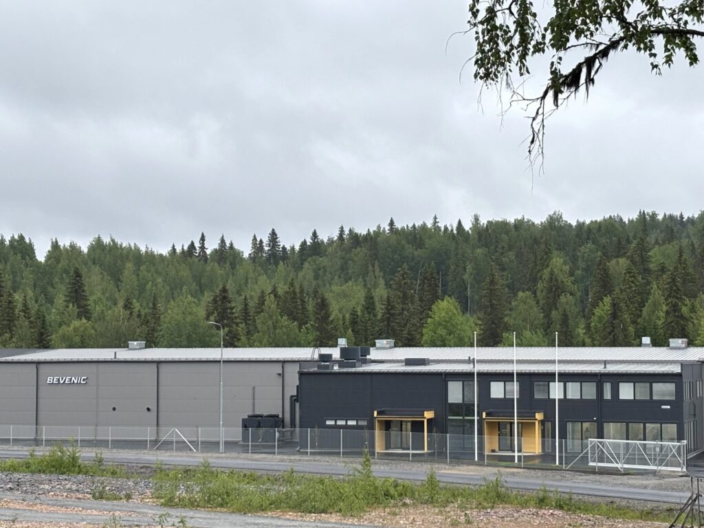 Majurikatu 11 ‑rakennuksen ulkopuoli, teollisuus- ja tuotantotiloihin soveltuva kokonaisuus.