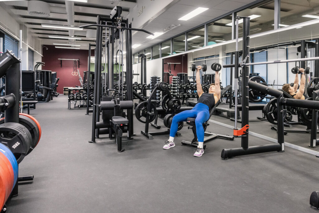 Vire-kuntosali laitteineen Kielon toimitiloissa Lutakossa, Jyväskylässä