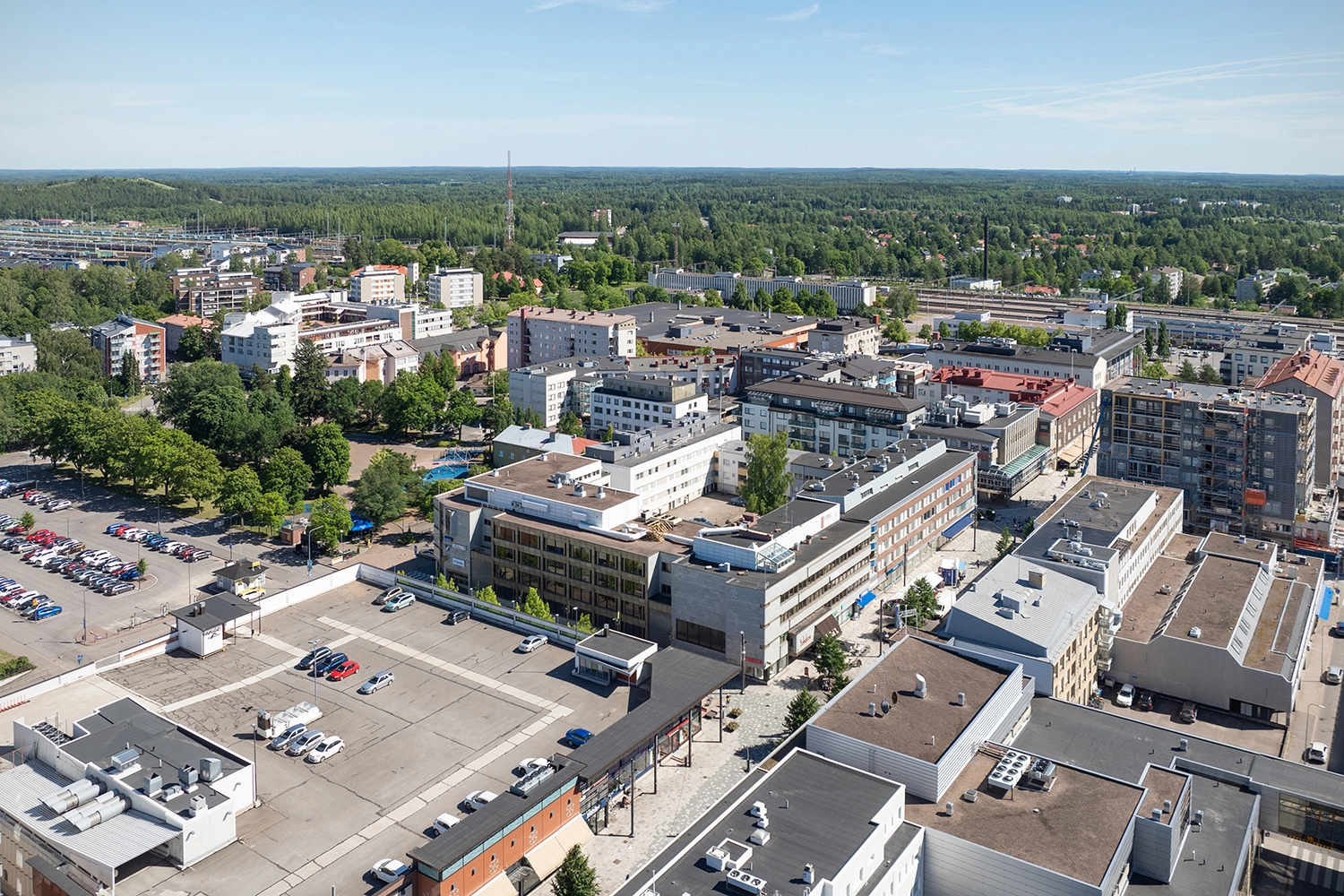 Ilmakuvassa Kouvolan keskustan kävelykatu ja toimitilakortteli Kauppalankatu 9 ja käsityöläiskatu 4.