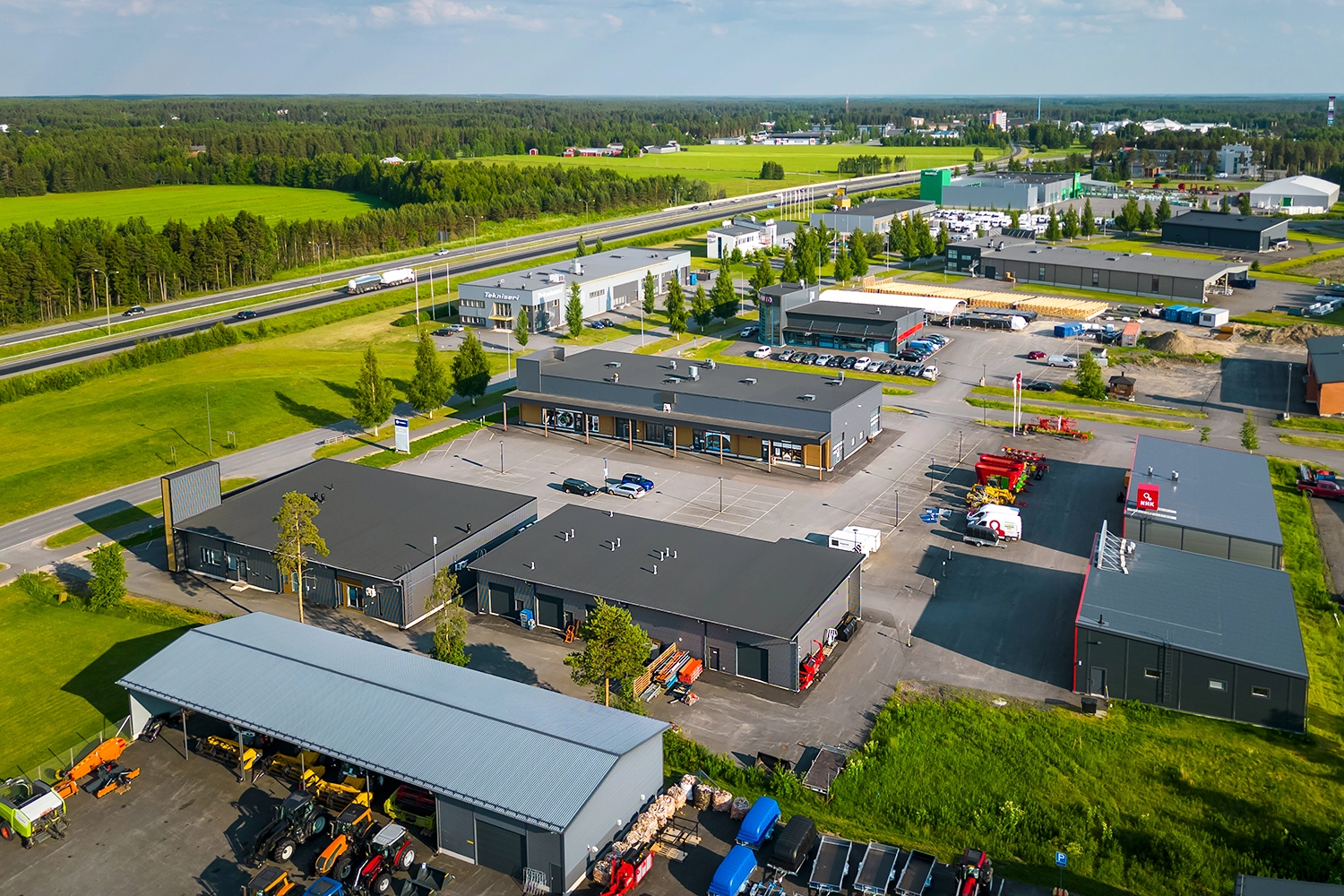 Liikekiinteistö ZatelliittiPark kuvattuna ilmasta. 3 tasakattoista rakennusta, joiden välissä pysäköintialue. Taustalla näkyy moottoritie E8.