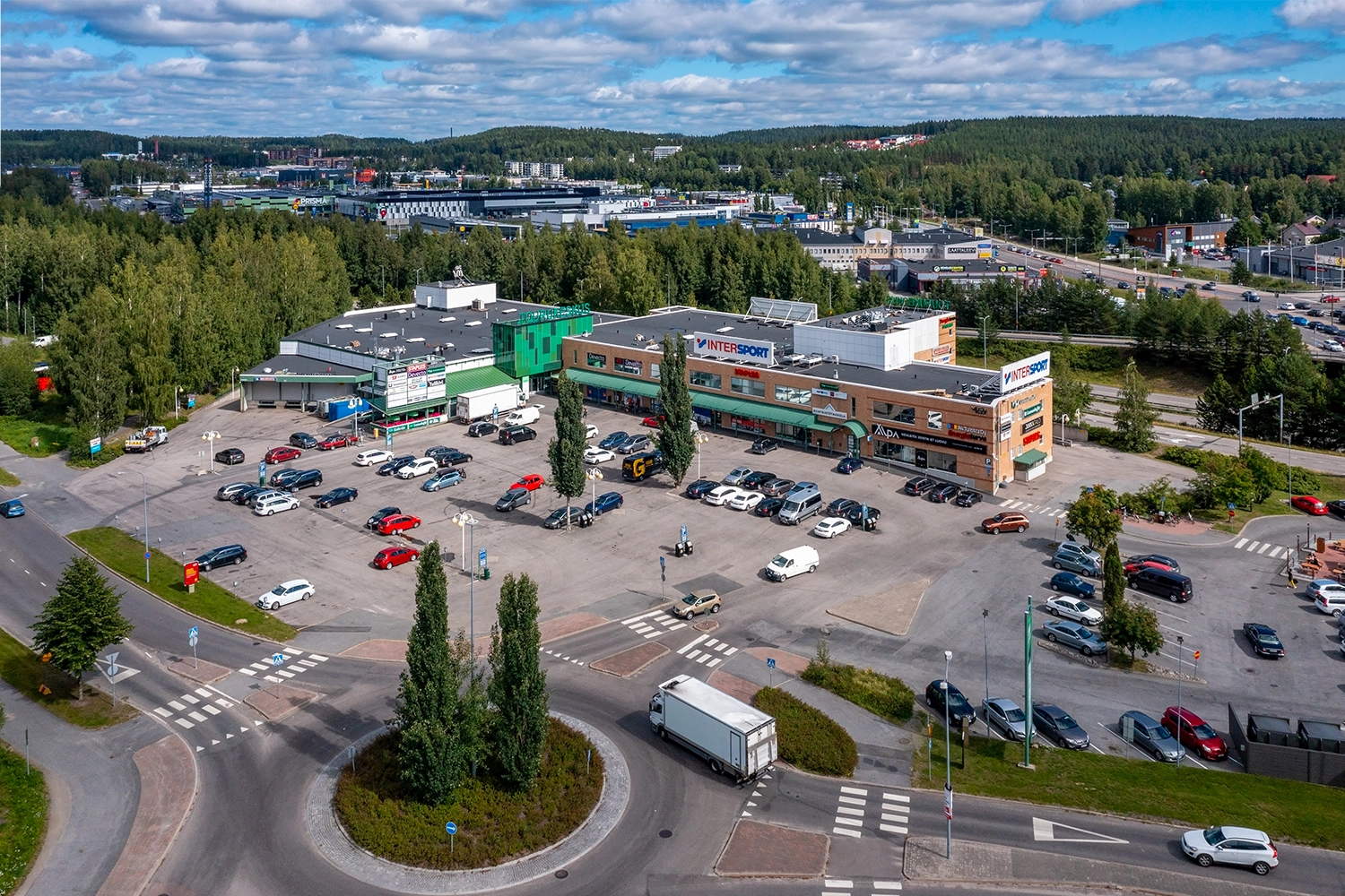 Tourukeskus ilmakuvassa. Kaksikerroksinen kauppakiinteistö on moottoritien varrella, liikenneympyrän vieressä. Pihalla suuri pysäköintialue.