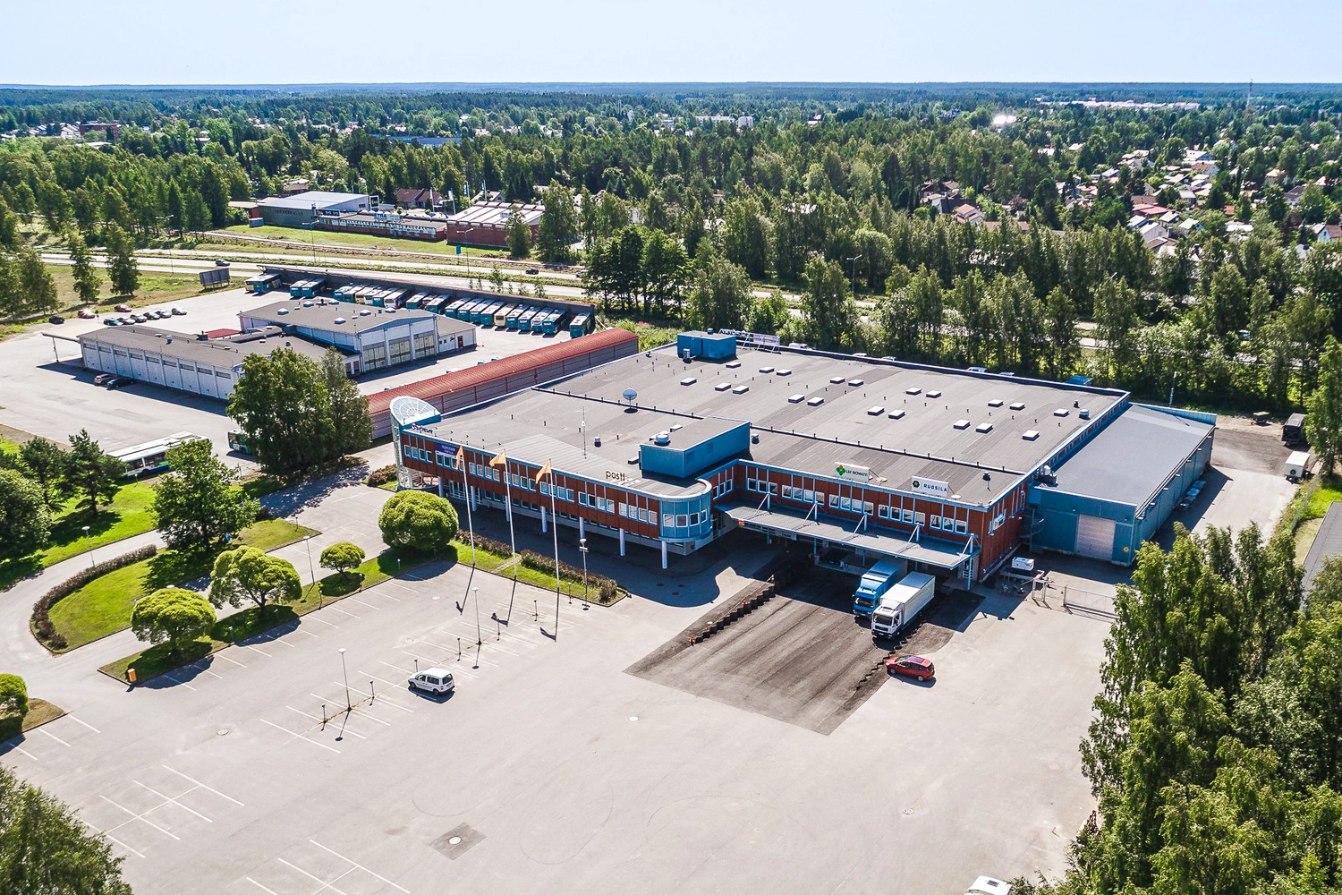 Porin Hevoshaankatu 3, ilmakuva. Kuvassa punatiilinen rakennus jonka edustalla asfaltoitua pysäköintialuetta. Taustalla kulkee moottoritie jonka takana näkyy metsikköä sekä muita rakennuksia. 